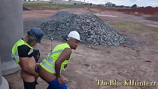 Os funcion&aacute;rios da obra fudendo no meio das tubula&ccedil;&otilde;es